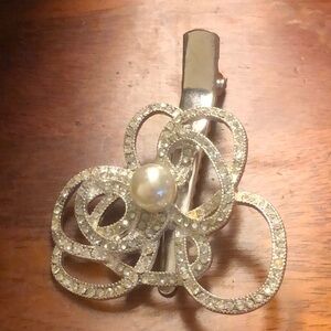 Elegant Silver Hair Clip with Pearl Accent